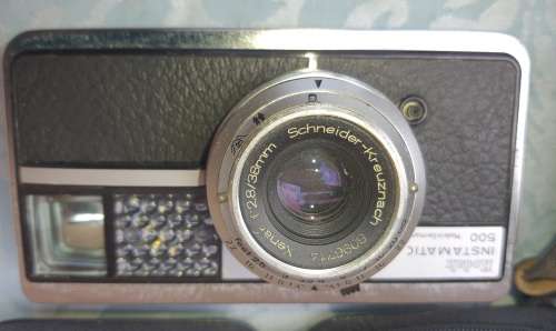 A VINTAGE COLLECTORS JOBLOT TWO CAMERAS AND A PEDICURE SET SOLD AS IS NOT TESTED