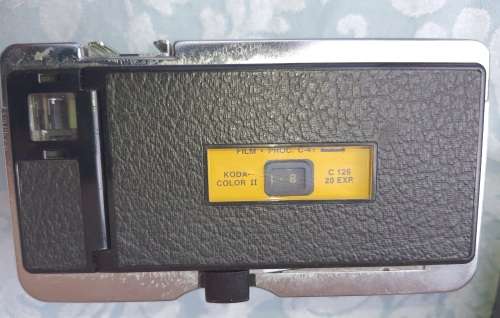 A VINTAGE COLLECTORS JOBLOT TWO CAMERAS AND A PEDICURE SET SOLD AS IS NOT TESTED