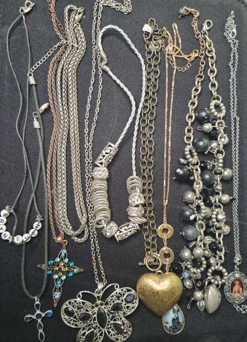 A QUALITY JOBLOT VINTAGE COSTUME NECKLACES SOLD AS IS