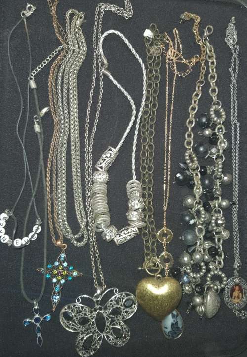 A QUALITY JOBLOT VINTAGE COSTUME NECKLACES SOLD AS IS