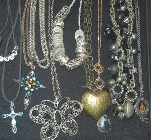 A QUALITY JOBLOT VINTAGE COSTUME NECKLACES SOLD AS IS
