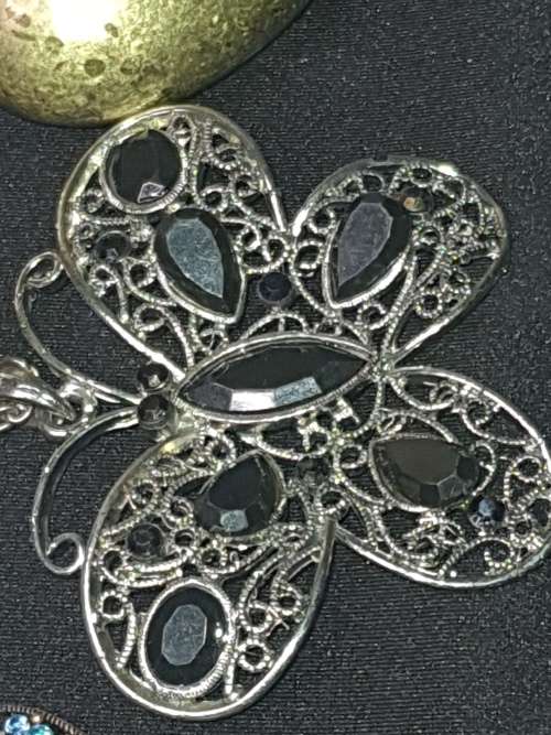 A QUALITY JOBLOT VINTAGE COSTUME NECKLACES SOLD AS IS