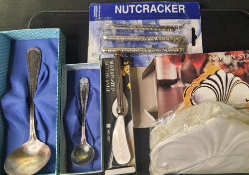 A VINTAGE JOB LOT KITCHENALIA CUTLERY SOLD AS IS