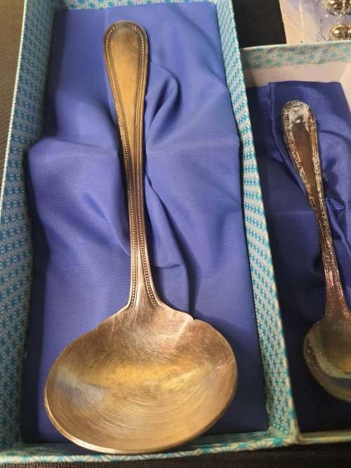 A VINTAGE JOB LOT KITCHENALIA CUTLERY SOLD AS IS