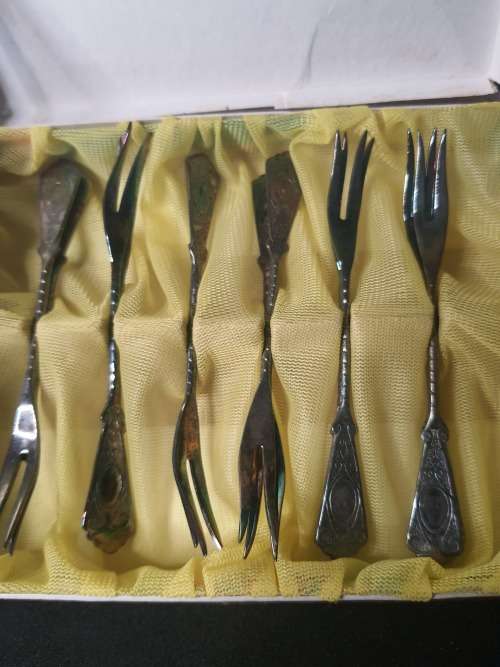 A SET OF 12 ANTIQUE DESERT FORKS IN ITS ORIGINAL BOX SOLD AS IS