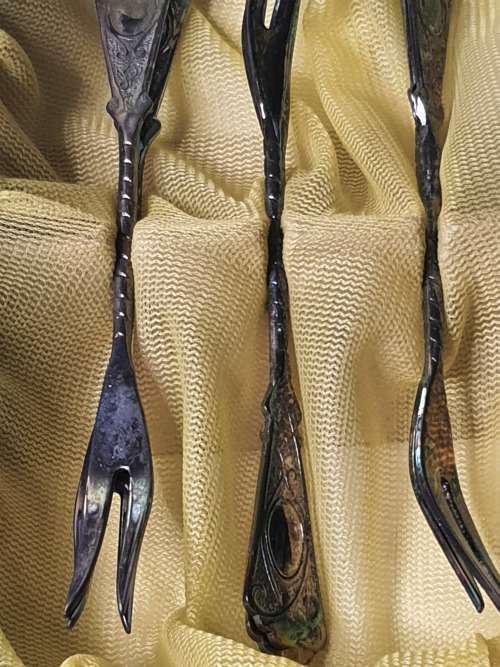 A SET OF 12 ANTIQUE DESERT FORKS IN ITS ORIGINAL BOX SOLD AS IS