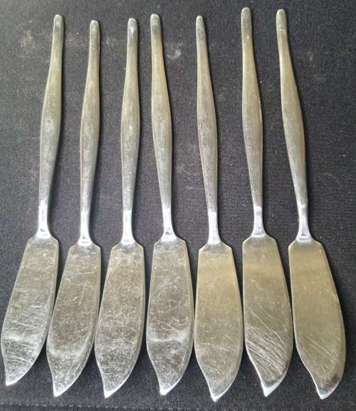 A SET OF SEVEN FISH KNIVES SOLD AS IS