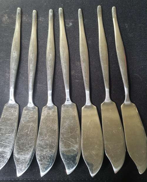 A SET OF SEVEN FISH KNIVES SOLD AS IS