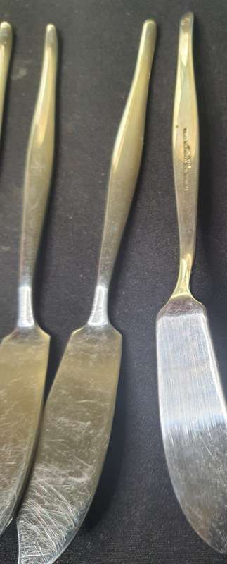 A SET OF SEVEN FISH KNIVES SOLD AS IS