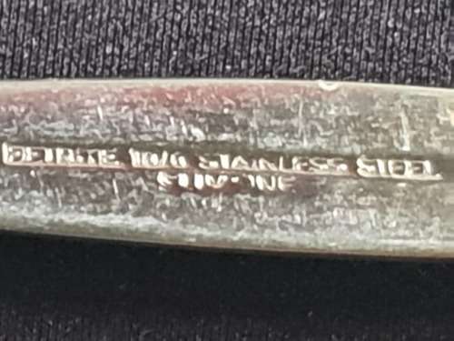 A SET OF SEVEN FISH KNIVES SOLD AS IS