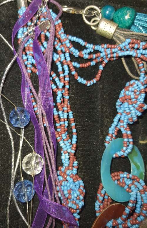 A COLLECTION JOB LOT COSTUME NECKLACES SOLD AS IS