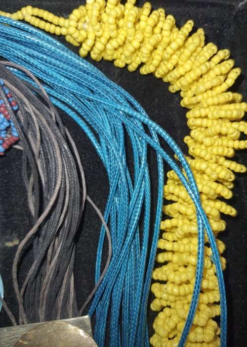 A COLLECTION JOB LOT COSTUME NECKLACES SOLD AS IS