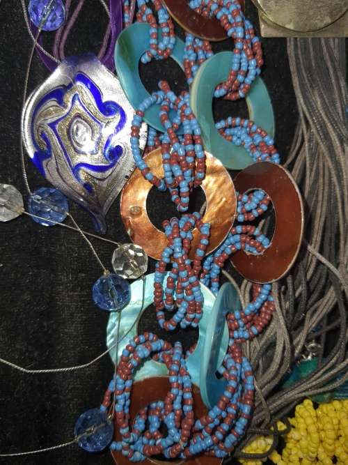 A COLLECTION JOB LOT COSTUME NECKLACES SOLD AS IS