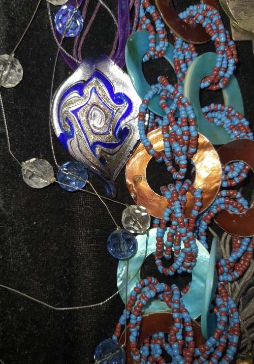 A COLLECTION JOB LOT COSTUME NECKLACES SOLD AS IS