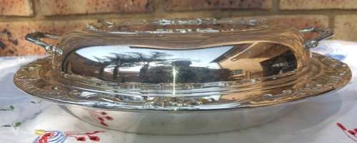 A VINTAGE SIOVER PLATED TURINE IN GREAT CONDITION SOLD AS IS