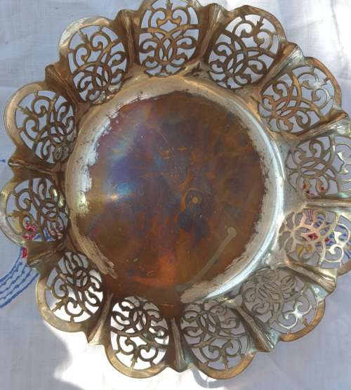 A VINTAGE SILVER-PLATED ON COPPER DESERT SERVER BASKET WITH A SILVER-PLATED BASE PLATE