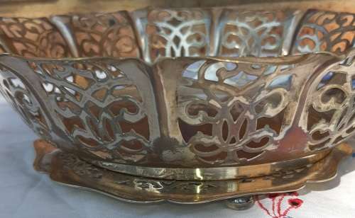 A VINTAGE SILVER-PLATED ON COPPER DESERT SERVER BASKET WITH A SILVER-PLATED BASE PLATE