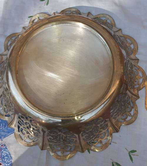 A VINTAGE SILVER-PLATED ON COPPER DESERT SERVER BASKET WITH A SILVER-PLATED BASE PLATE