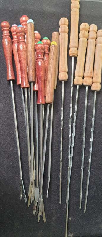 A JOBLOT VINTAGE FONDUE FORKS AND KIBBAB SCEWERS SOLD AS IS