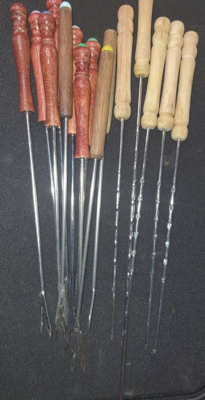 A JOBLOT VINTAGE FONDUE FORKS AND KIBBAB SCEWERS SOLD AS IS