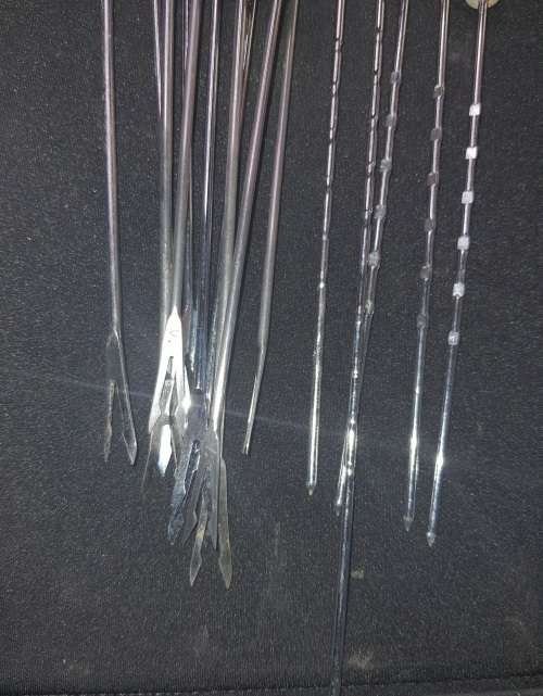 A JOBLOT VINTAGE FONDUE FORKS AND KIBBAB SCEWERS SOLD AS IS