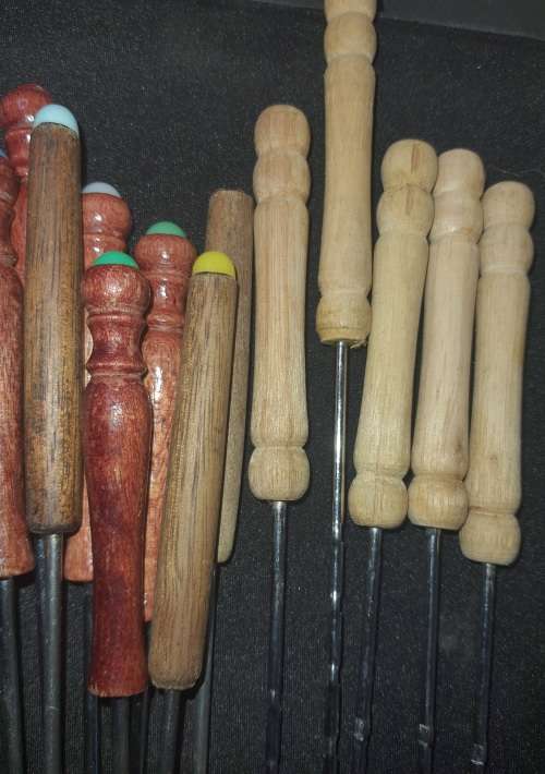 A JOBLOT VINTAGE FONDUE FORKS AND KIBBAB SCEWERS SOLD AS IS