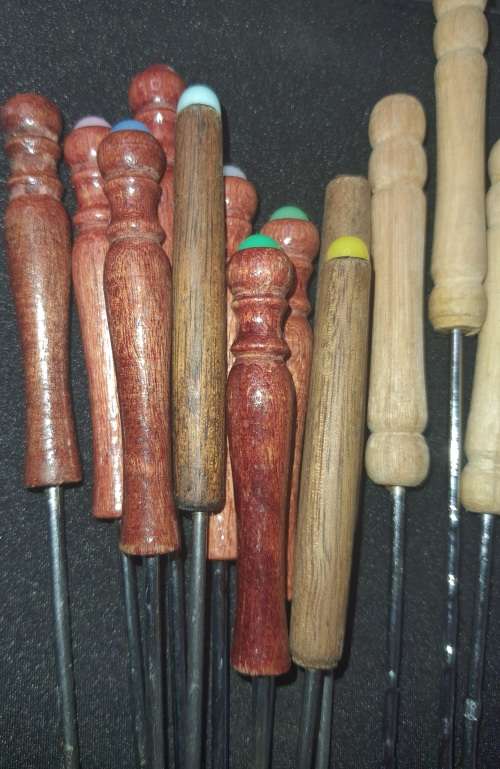 A JOBLOT VINTAGE FONDUE FORKS AND KIBBAB SCEWERS SOLD AS IS
