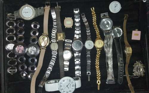 A BULK JOBLOT WOMANS QUARTZ WATCHES SOLD AS IS NOT TESTED