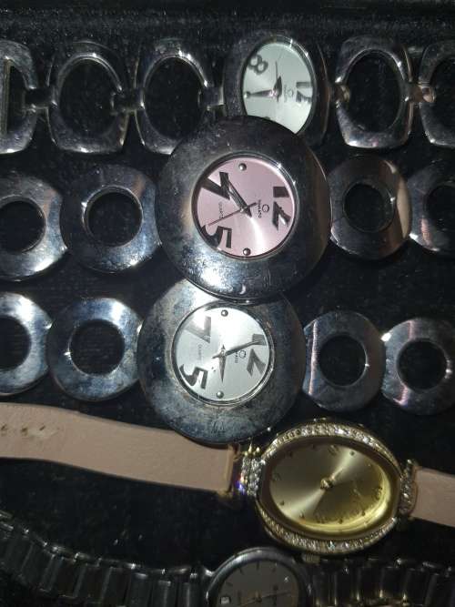 A BULK JOBLOT WOMANS QUARTZ WATCHES SOLD AS IS NOT TESTED