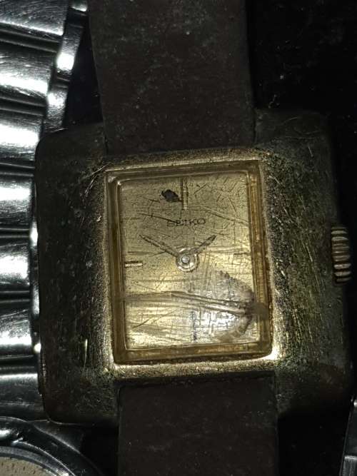 A BULK JOBLOT WOMANS QUARTZ WATCHES SOLD AS IS NOT TESTED