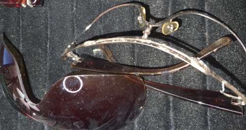 A COLLECTION OF VINTAGE WOMANS SUNGLASSES AND A READING GLASS SOLD AS IS