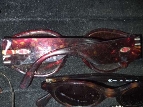 A COLLECTION OF VINTAGE WOMANS SUNGLASSES AND A READING GLASS SOLD AS IS