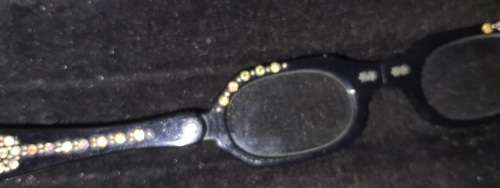 A COLLECTION OF VINTAGE WOMANS SUNGLASSES AND A READING GLASS SOLD AS IS