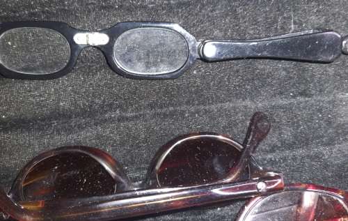 A COLLECTION OF VINTAGE WOMANS SUNGLASSES AND A READING GLASS SOLD AS IS
