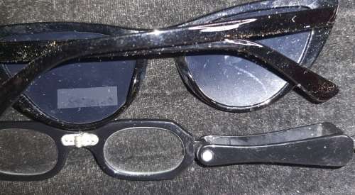 A COLLECTION OF VINTAGE WOMANS SUNGLASSES AND A READING GLASS SOLD AS IS