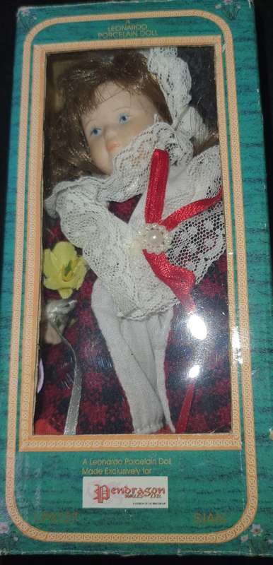 A VINTAGE LEONARDO PORCELAN MINITURE DOLL IN GOOD CONDITION SOLD AS IS