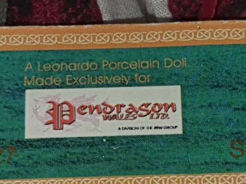 A VINTAGE LEONARDO PORCELAN MINITURE DOLL IN GOOD CONDITION SOLD AS IS