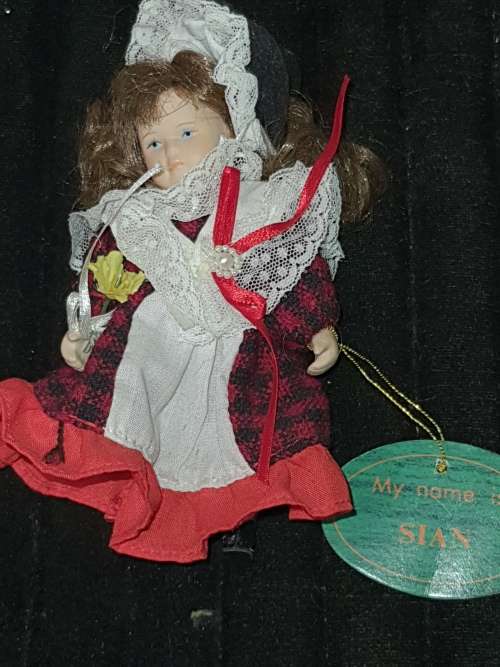 A VINTAGE LEONARDO PORCELAN MINITURE DOLL IN GOOD CONDITION SOLD AS IS