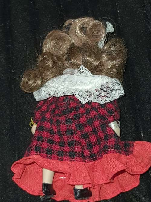 A VINTAGE LEONARDO PORCELAN MINITURE DOLL IN GOOD CONDITION SOLD AS IS