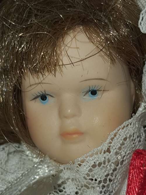 A VINTAGE LEONARDO PORCELAN MINITURE DOLL IN GOOD CONDITION SOLD AS IS