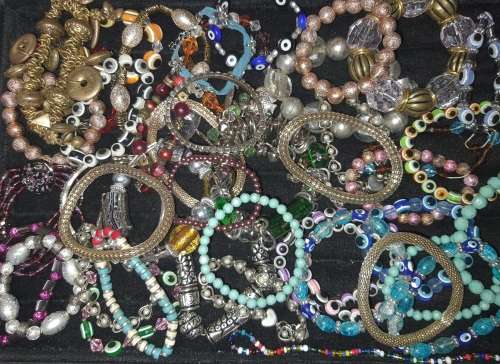 A JOBLOT BEADED COSTUME BRACELETS X JEWELERS STOCK SOLD AS IS