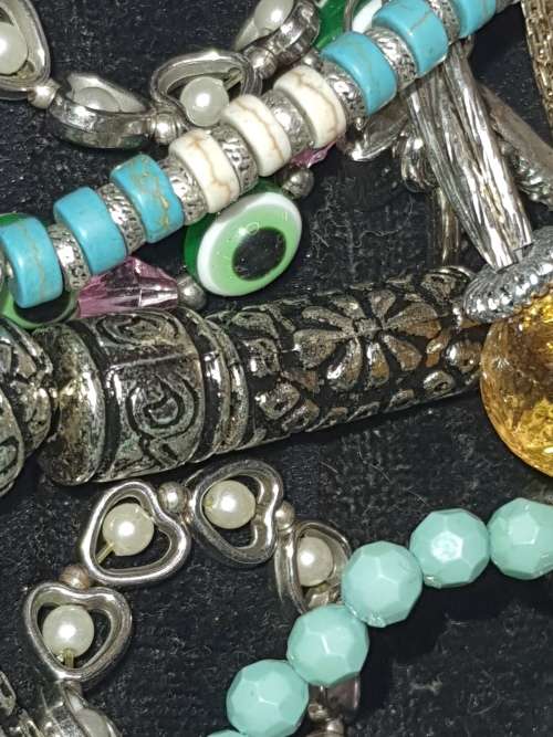 A JOBLOT BEADED COSTUME BRACELETS X JEWELERS STOCK SOLD AS IS