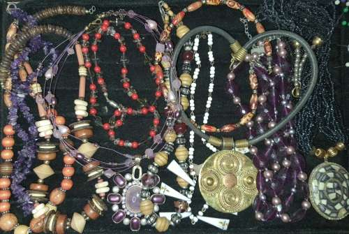 A JOBLOT COLLECTION VINTAGE COSTUME NECKLACES SOLD AS IS