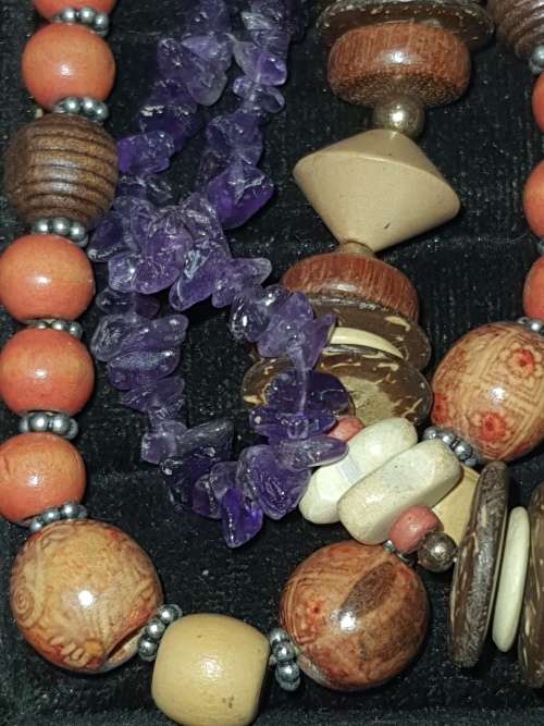 A JOBLOT COLLECTION VINTAGE COSTUME NECKLACES SOLD AS IS