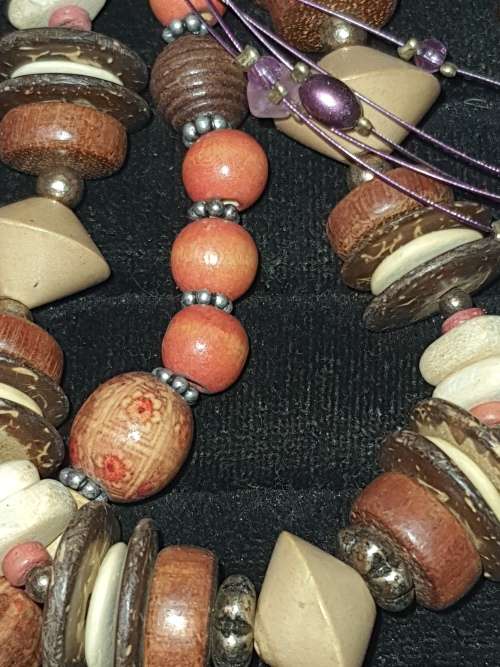 A JOBLOT COLLECTION VINTAGE COSTUME NECKLACES SOLD AS IS