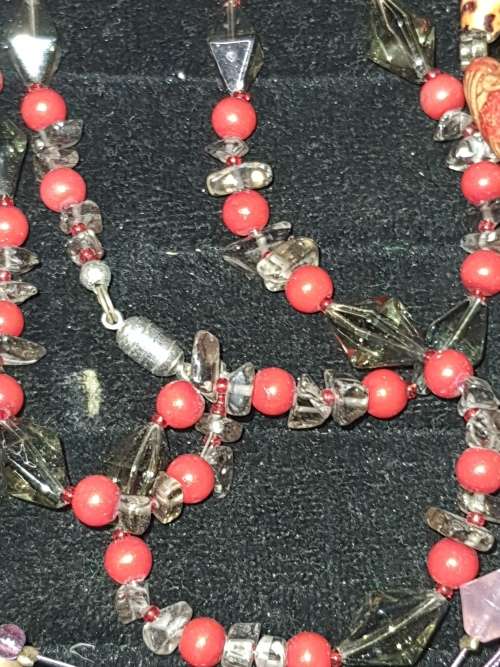 A JOBLOT COLLECTION VINTAGE COSTUME NECKLACES SOLD AS IS