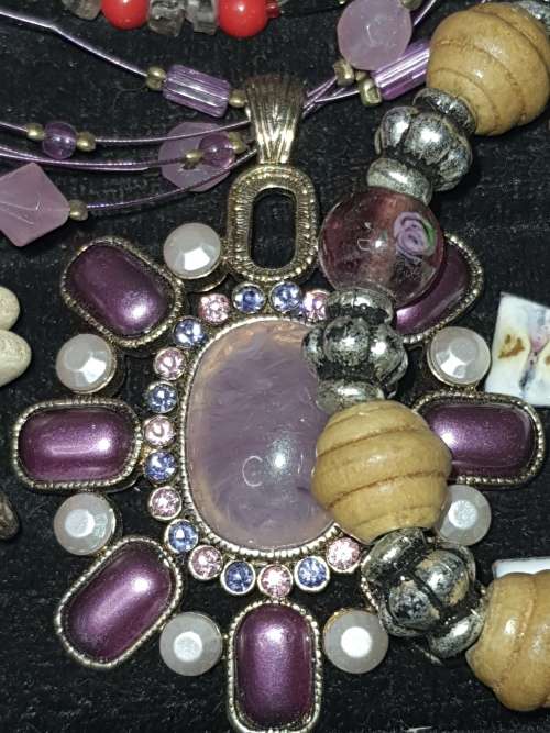 A JOBLOT COLLECTION VINTAGE COSTUME NECKLACES SOLD AS IS