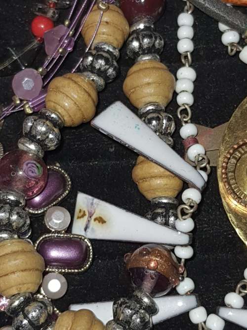 A JOBLOT COLLECTION VINTAGE COSTUME NECKLACES SOLD AS IS