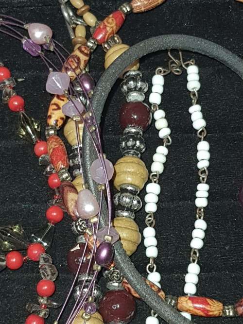 A JOBLOT COLLECTION VINTAGE COSTUME NECKLACES SOLD AS IS