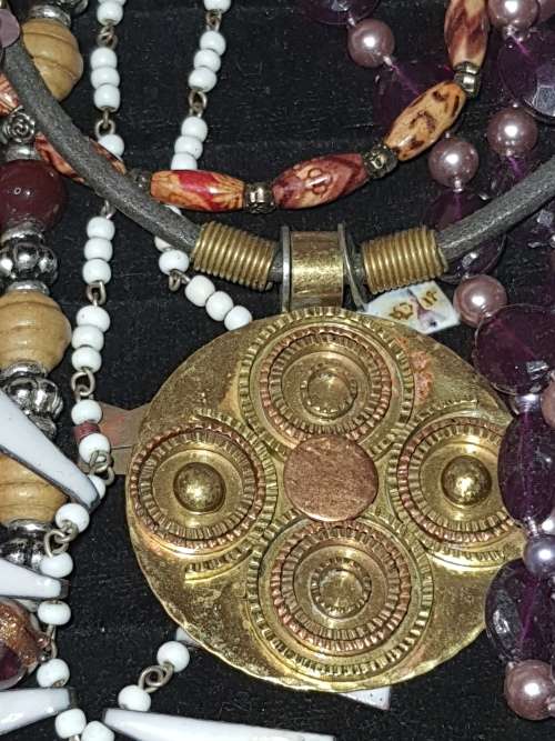A JOBLOT COLLECTION VINTAGE COSTUME NECKLACES SOLD AS IS